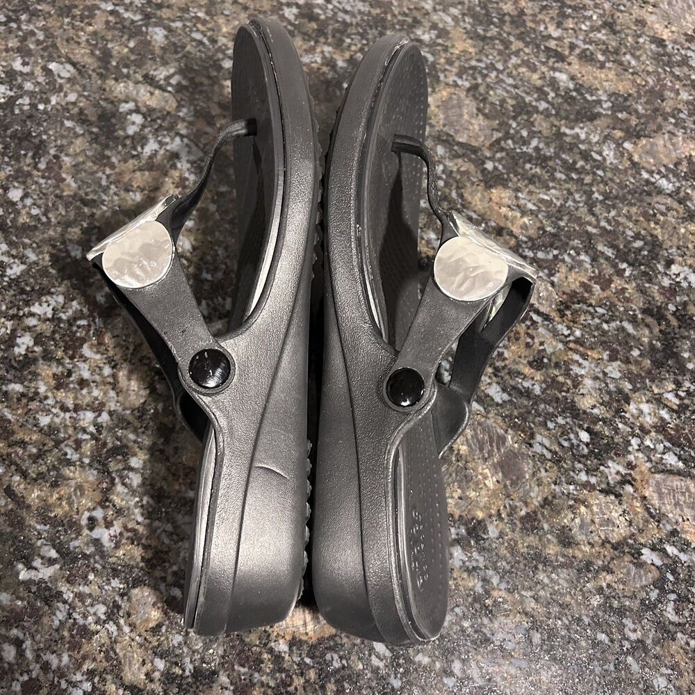 Crocs Sanrah Flip Flops Womens Sz 10 Hammered Circle Wedge Black Silver Sandals - Picture 8 of 8